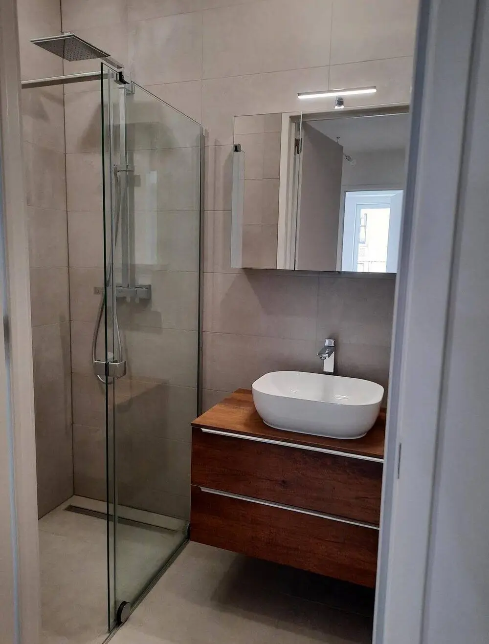 Douche à l'italienne et meuble vasque en bois