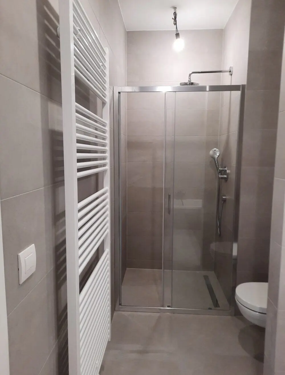 Cabine de douche et radiateur sèche-serviettes