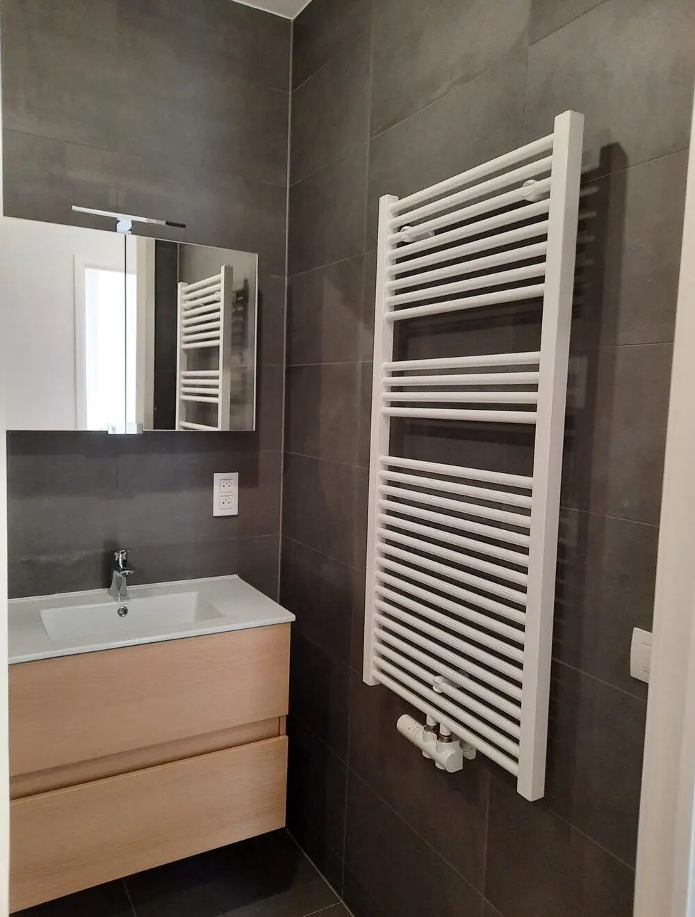 Meuble vasque et radiateur sèche-serviettes