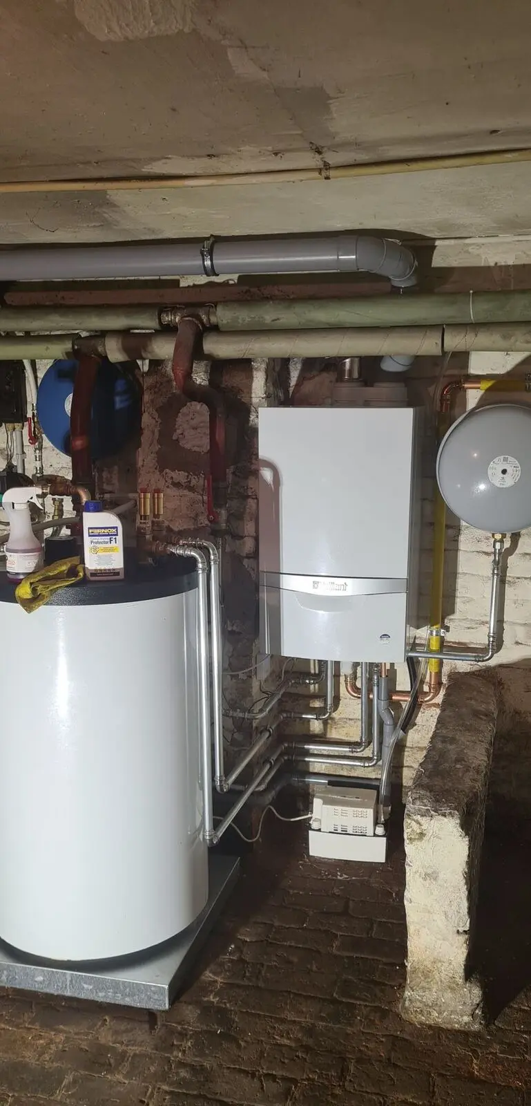 Chaudière Vaillant couplée à un ballon d'eau chaude, installée par JMX Énergie