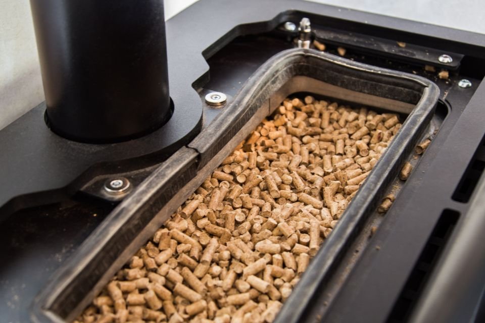 Où installer un poêle à pellets pour un rendement optimal ?